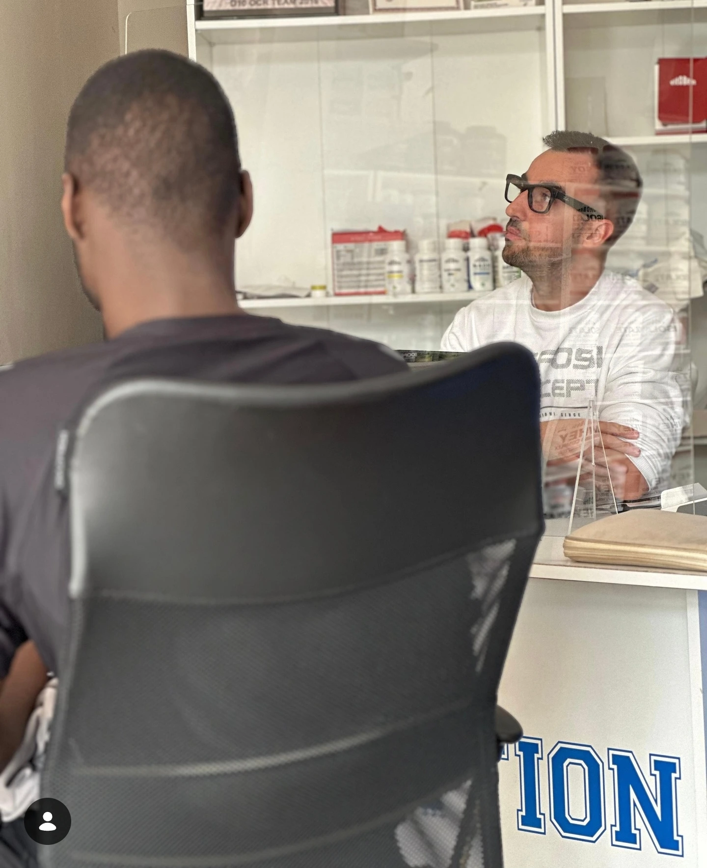 Jacobo Penas en consulta con un cliente